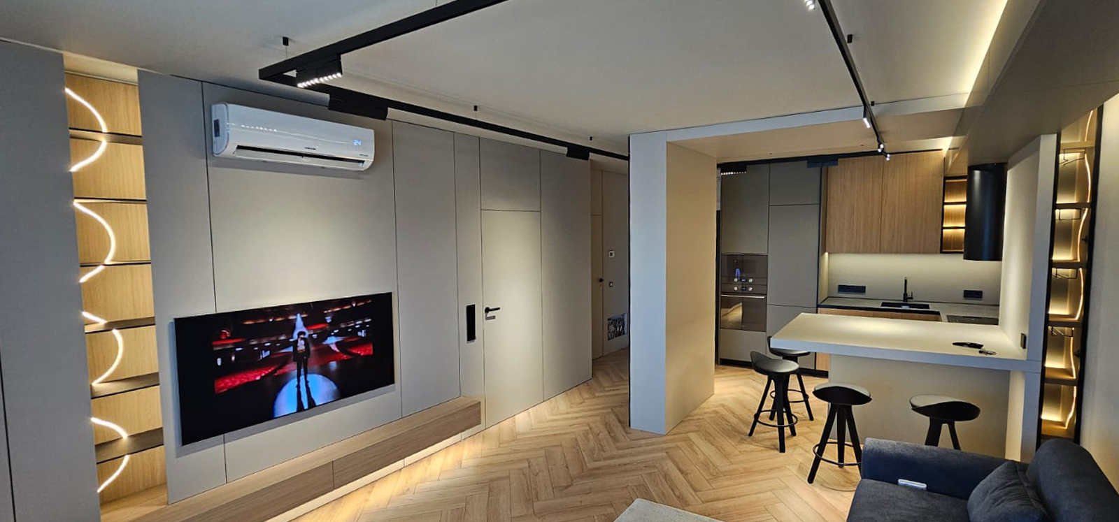 Living cu perete media integrat, rafturi Master Oak și iluminare LED decorativă