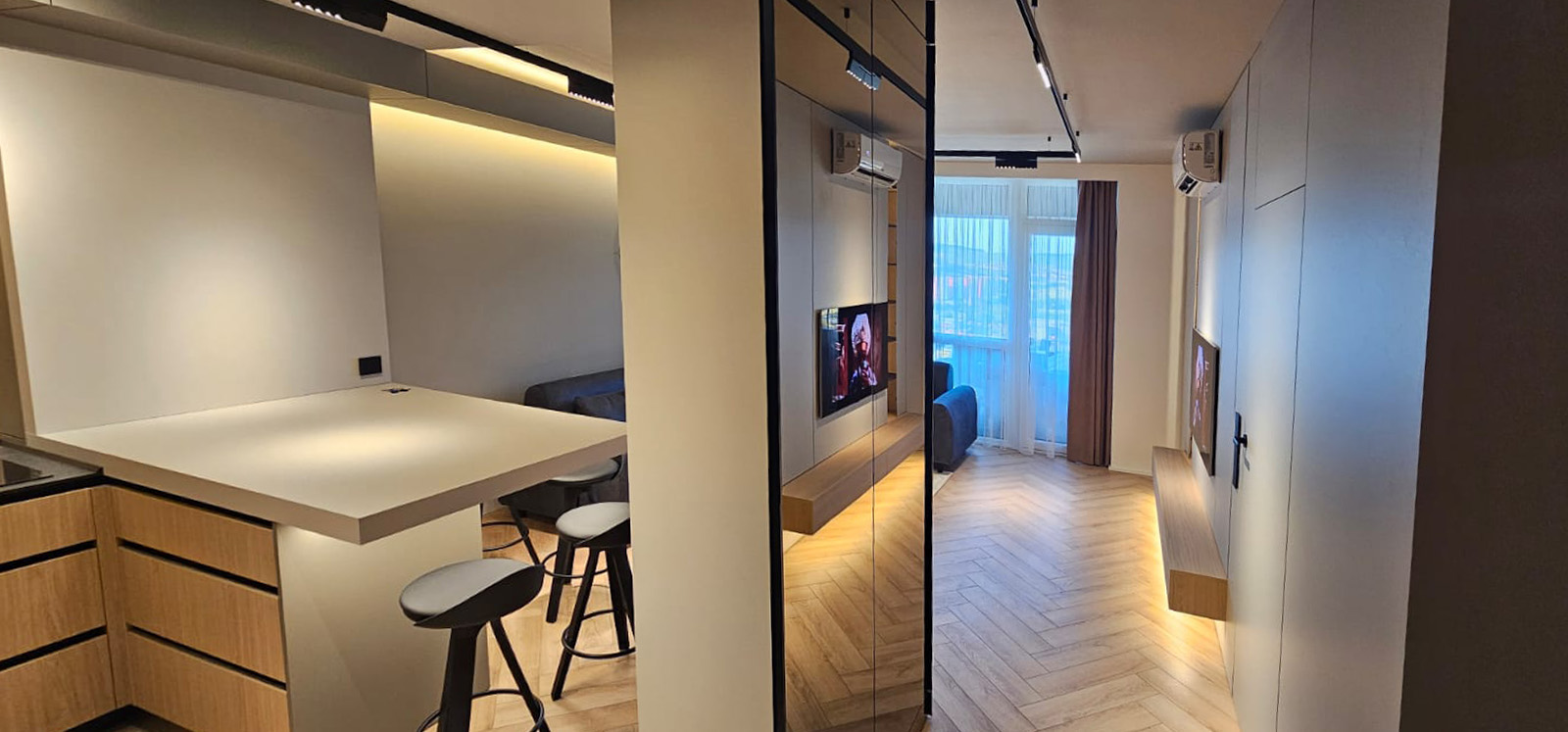 Open-space living și bucătărie cu mobilier Master Oak și parchet herringbone