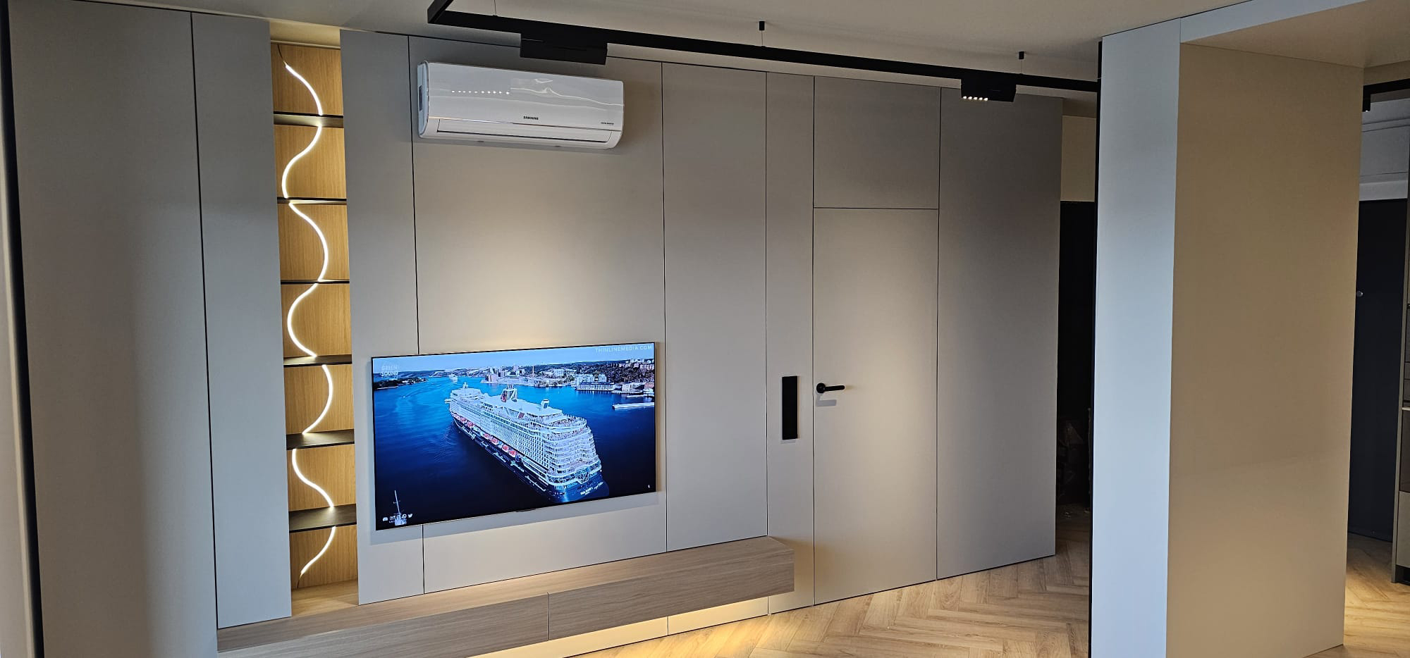 Bucătărie modernă cu corpuri Master Oak, insulă albă și iluminat LED integrat